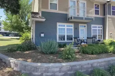 Image de Marina Ammenities, lake view, walk to Queens Court & Broadway.