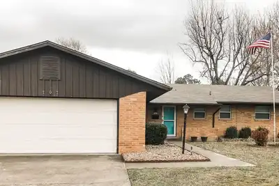 Image de Spacious House in the Heart of Nw Ar w\/ Office and Game Room