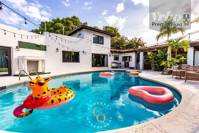 Image de Fun Luxury Villa W\/ Pool, Concierge, Yacht and Chef Services! \n