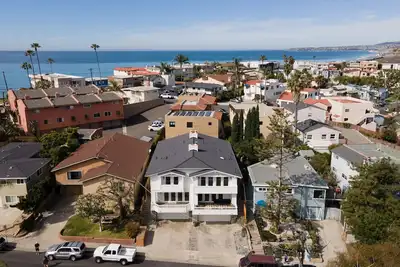 Image de Completely Remodeled 3 minute walk to Beach
