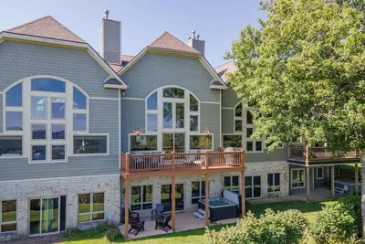 Image de New! Villa Lago: Lake/Ski Area, Fireplace, Pool Table, Hot Tub!