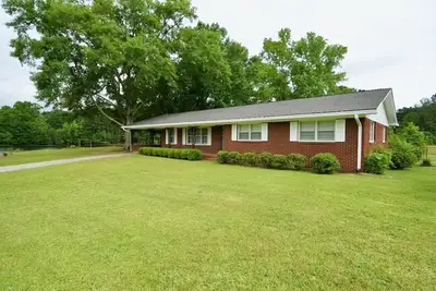 Image de Picturesque Lake Side Home close to the city
