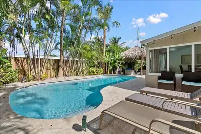 Image de Serenity Tiki Beach House | King Size Bed!