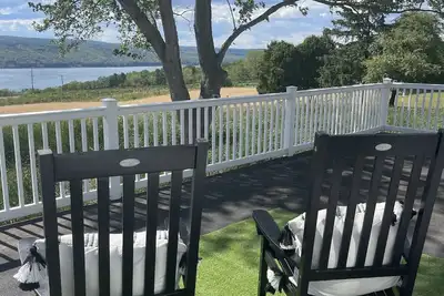 Finger Lakes Farmhouse- stunning lake views on wine trail-10 min to Watkins Glen
