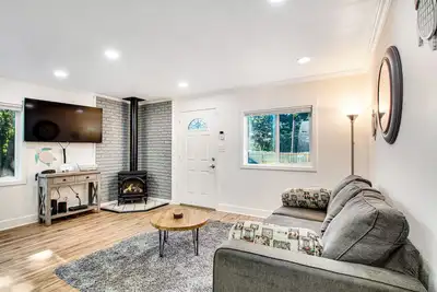 Image de Single-level home with firepit & gas fireplace - walk to the beach, 3 dogs Ok