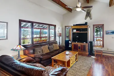 Image de Secluded ski chalet with a mountain view, WiFi, washer/dryer, & furnished deck