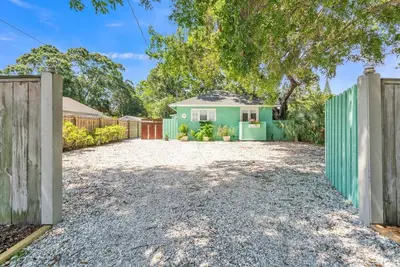 Image de Sarasota, Fl Bungalow | Bright & Breezy Coastal Vibes - 10 mins to White Sand Beaches by RedAwning