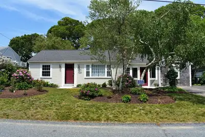 Image de Fully renovated three bedroom home sleeping 6!