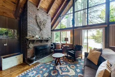 Image de Secluded waterfront cabin with private dock, kayak, canoe, gas grill & deck