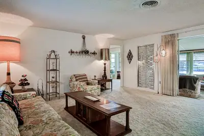 Image de Cozy waterfront home with central Ac, private dock, fast WiFi & large sunroom