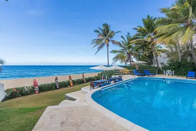 New luxury party beachfront complex: guest-friendly, 16 bedrooms, Top Class!