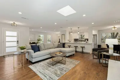 Image de Tch - Spacious 4bd/2. 5ba in Dallas with Workspace