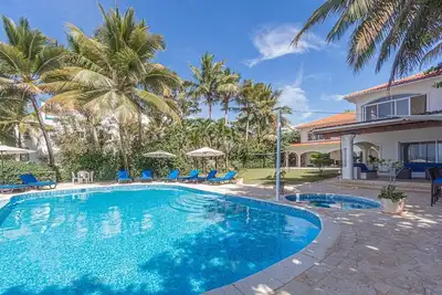 Bachelor party complex, 10 bedrooms, 10 bathrooms, 2 pools, on sandy beach!