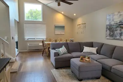 Image de Beautifully Renovated Home Just Steps from the Beach! Pet Friendly!