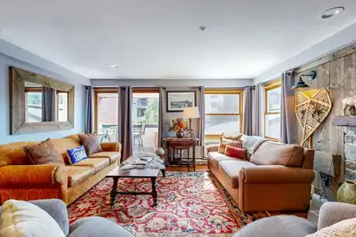 Image de Stylish ski-cation condo with a gas fireplace, washer/dryer, pool, hot tub, gym