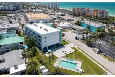 Image de New Luxury Penthouse @ Madeira Beach pool & views!