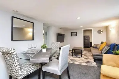 Image de More then 30 days Bright walkout Basement Apt, 5 min walk to Yonge St