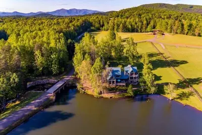 Image de Falling Waters Lodge Spectacular Lake Front Home