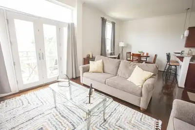Image de Fully furnished 1 br condo at Soa 5 mins from Salem College and Dtws
