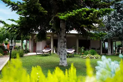 Confortable appartement dans une maison de vacances avec Wifi, climatisation, Tv, patio et parking