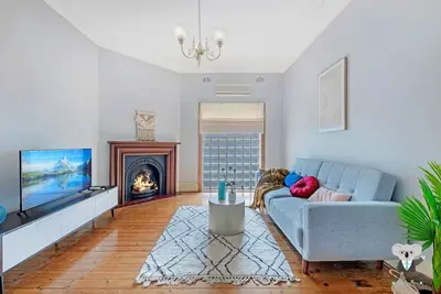 Image de KozyGuru | Campsie | Oldie-Goodie Look 4 Bed House