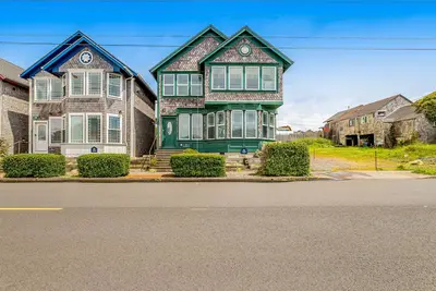 Image de Side-by-side ocean-view homes with hot tubs & fireplaces - 1 block to beach