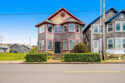 Image de Side-by-side ocean view homes with enclosed yards & hot tubs - 1 block to beach