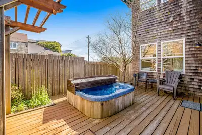 Image de Gorgeous beach house with hot tub, enclosed yard & fireplace - 1 block to beach