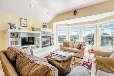 Image de Ocean-view home with private hot tub, fireplace & grill - walk to beach