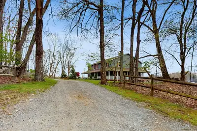 Image de Gorgeous farmhouse with fire pit, deck, fireplace, hot tub, & game room