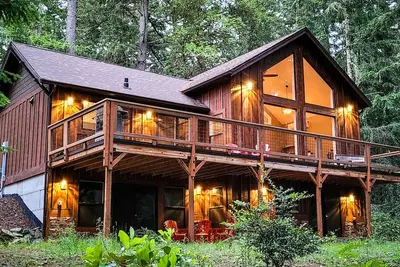 Image de Welcoming cabin with fast WiFi, gas grill, lake views, kids loft & private W/D