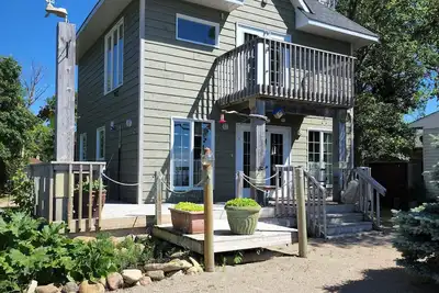 Image de Year Round Waterfront Retreat
