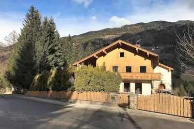 Image de Maison de groupe avec bar confortable et jardin