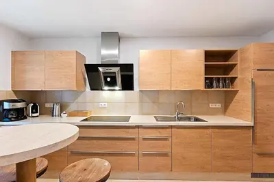 Image de Maison de groupe avec bar confortable et jardin