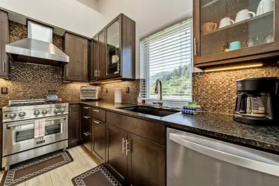 Image de Stunning apt near the ocean with gas fireplace, partial water views & grill