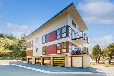 Image de Stunner apt with fireplace, grill, partial ocean views & partial Ac