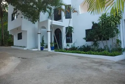 7bd villa on top of the hill with pool/Wi-Fi/cable Tv/parking. Sea views!