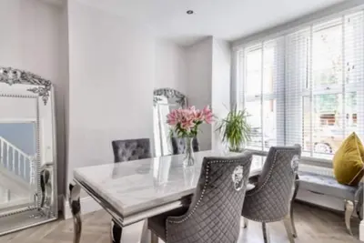 Image de Luxury house with huge garden close to Wembley stadium