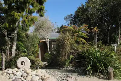 Image de Off grid immersed in native flora and fauna at Beaconstone Eco Stay