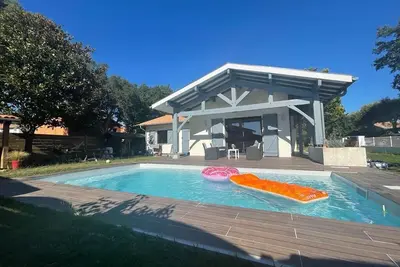 Image de Villa proche de la plage avec piscine, pergola, 3 chambres pour 6 vacanciers.