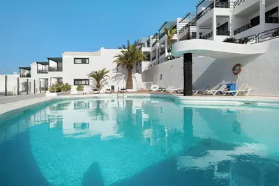 Image de Maison de vacances Portonovo Relax - Puerto del Carmen avec vue sur mer, piscine partagée et Wi-Fi.
