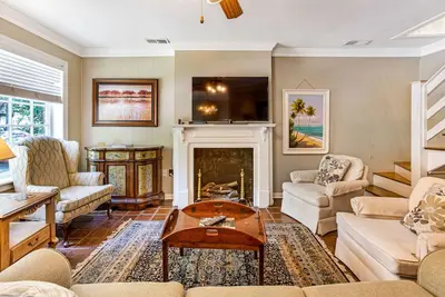 Image de Prime Location off Beautiful Columbia Square by Lucky Savannah