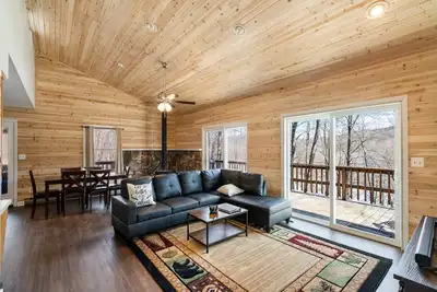 Image de ★Cabin: Pet\/Family Friendly, Hot Tub, Large Deck★