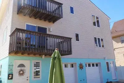 Image de For14 | Townhouse across from it all, 2 balconies & great parking! by Shore Points Vacations