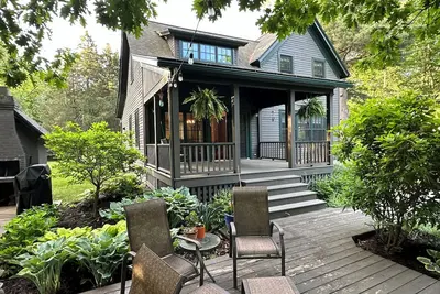 Image de Elegant three bedroom home in park-like setting