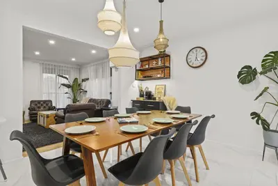 Image de Large luxurious home - 5min to Airport, 16min to City