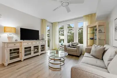 Image de Sophisticated third-floor condo with full kitchen, views, pool, & hot tub