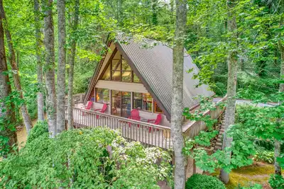 Image de Spacious, dog-friendly A-frame cabin with a furnished deck, gas fireplace, & Ac