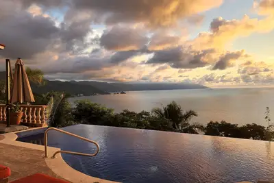 Image de Luxury Hacienda-Style Villa with Extraordinary Ocean Views