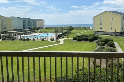 Image de Updated Oceanview Surf City Condo with Pool and Private Beach access